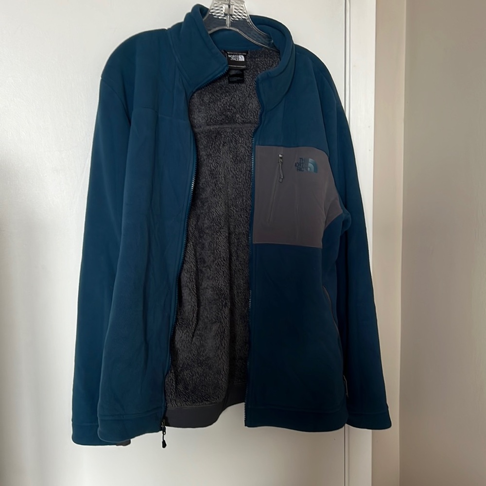 Men’s The North Face fleece jacket. Size L